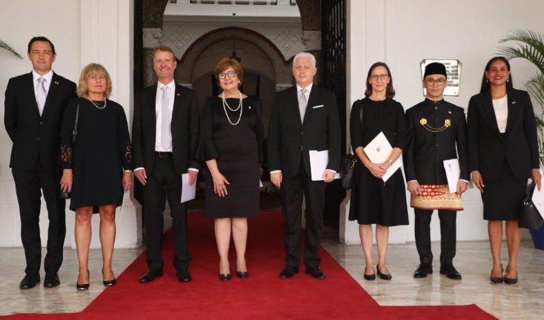 Presidente Mulino recibe cartas credenciales de siete embajadores 