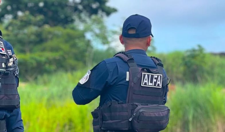Unidad de la Policía Nacional es sorprendida transportando droga en vehículo con doble fondo 