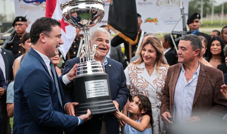 Presidente Mulino entrega el trofeo al ganador del Clásico Presidente de la República 