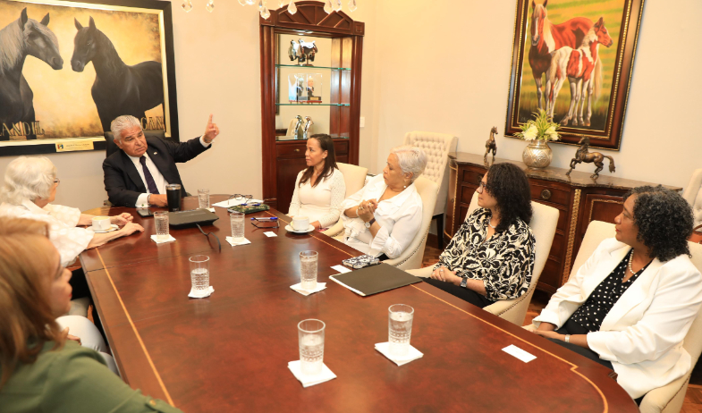 Presidente de la República atiende a líderes históricas en la lucha por los derechos de la mujer 