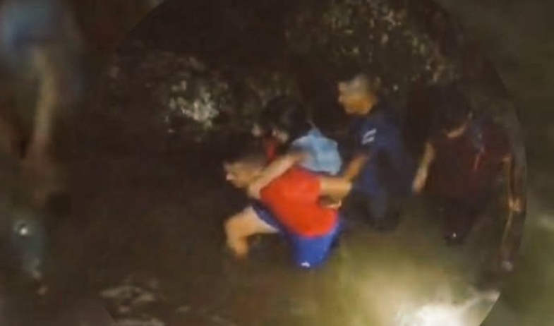 Cabeza de agua arrastra a siete personas en Trinchera, Kankintú; una joven continúa desaparecida 