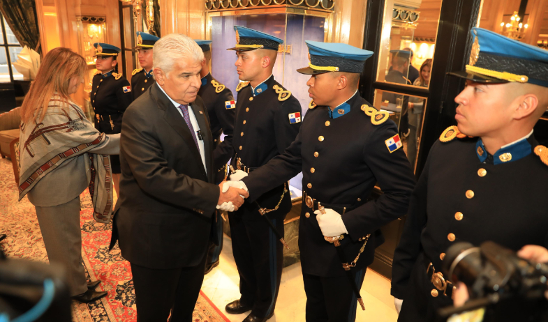 Mulino recibe a cadetes panameños que estudian en la Escuela de la Policía Federal Argentina 