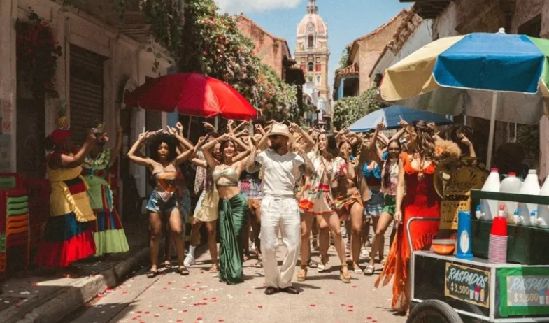 Maluma celebra el verano con ‘Bronceador’ y un video grabado en Cartagena de Indias 