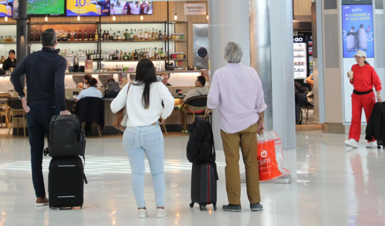 Sube la cifra de pasajeros en tránsito que aprovechan para vacacionar en Panamá 