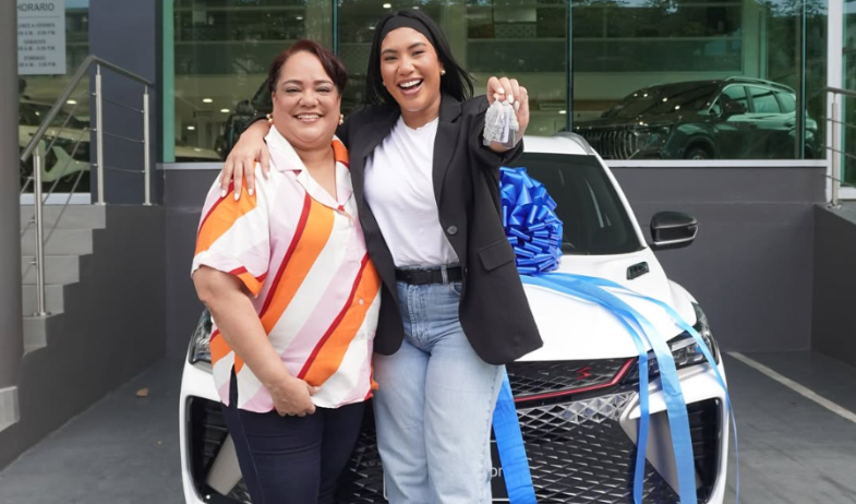 ¡Lista pa la avenida! La Tía Vianca se compra su carrito y lanza mensaje directo a los que sienten que no avanzan 