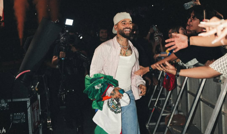 Maluma interrumpe su concierto en México para regañar a una fan que llevó a un bebé 