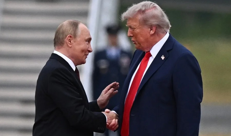 Documentos confidenciales de la cumbre entre Trump y Putin, hallados en un hotel de Alaska 