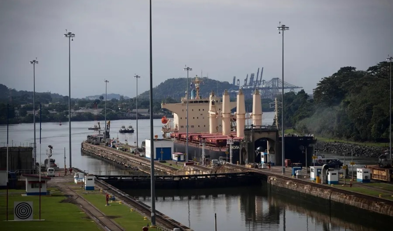 El Canal de Panamá y Brasil explorarán nuevas rutas para el transporte marítimo brasileño 