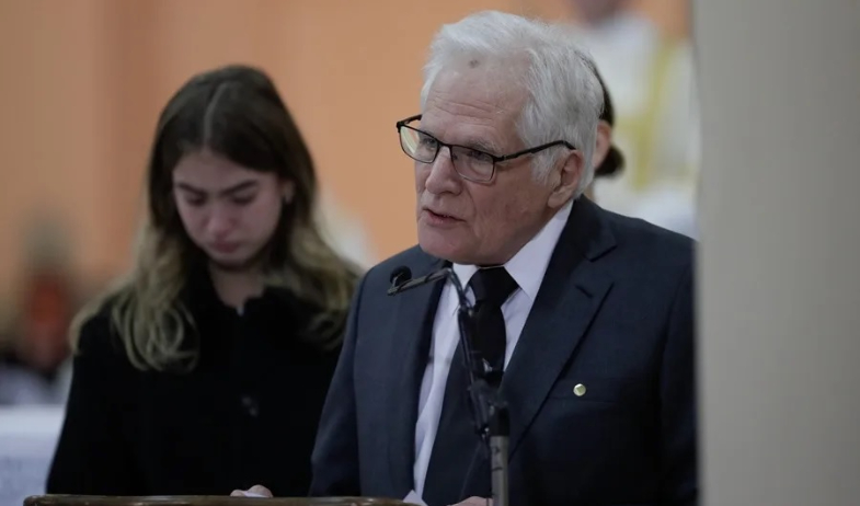El padre del asesinado senador Miguel Uribe Turbay ocupará su lugar en la disputa por la Presidencia de Colombia 