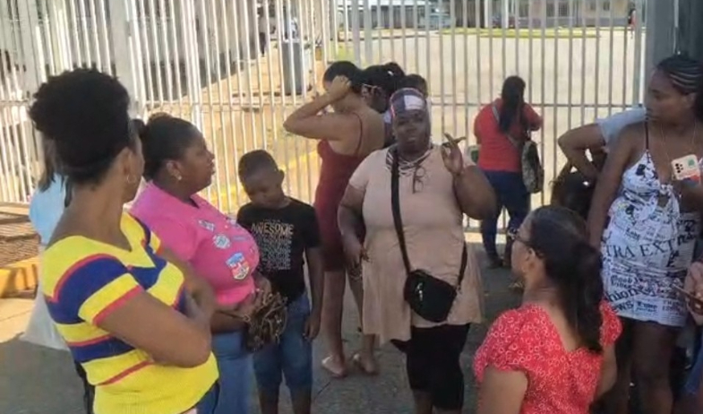 Padres de familia protestan en Altos de Los Lagos por traslado de estudiantes 