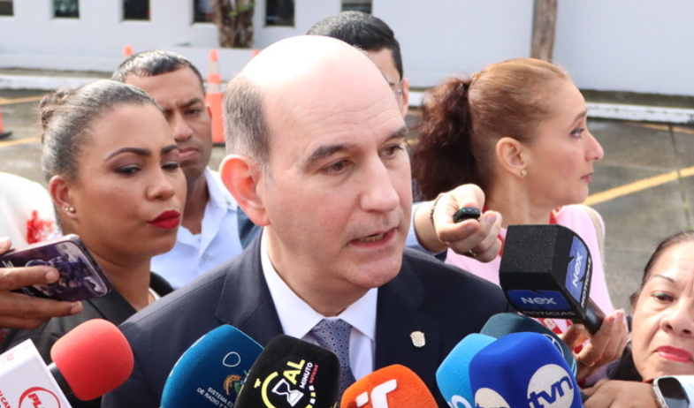 Ministro de Economía rechaza jubilaciones especiales y aumentos salariales en la Corte y el Tribunal Electoral 
