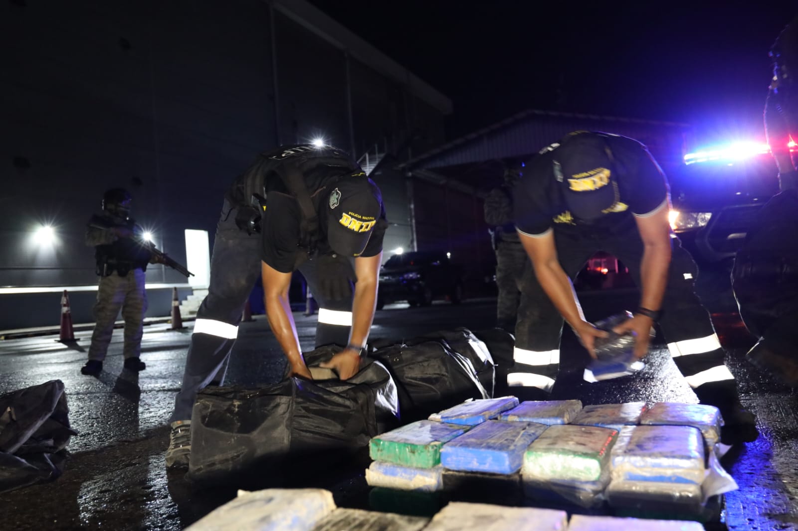 Incautan más de mil paquetes de droga en buque de tránsito en Colón 