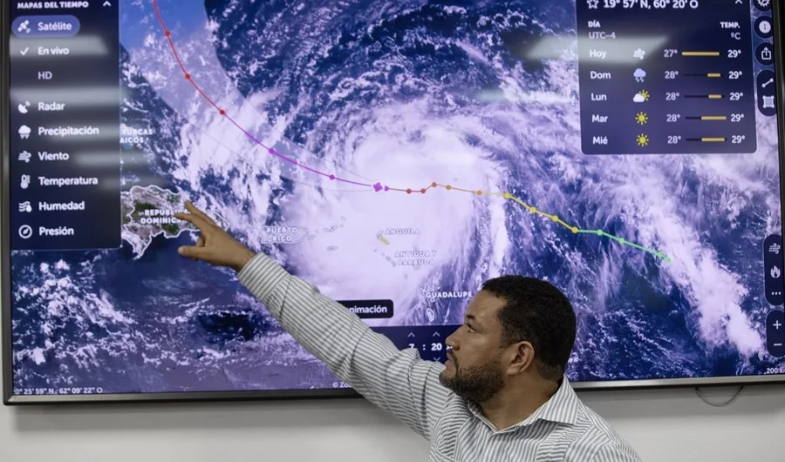 El huracán Erin rebaja su fuerza a categoría 3 mientras lleva fuertes lluvias al Caribe 