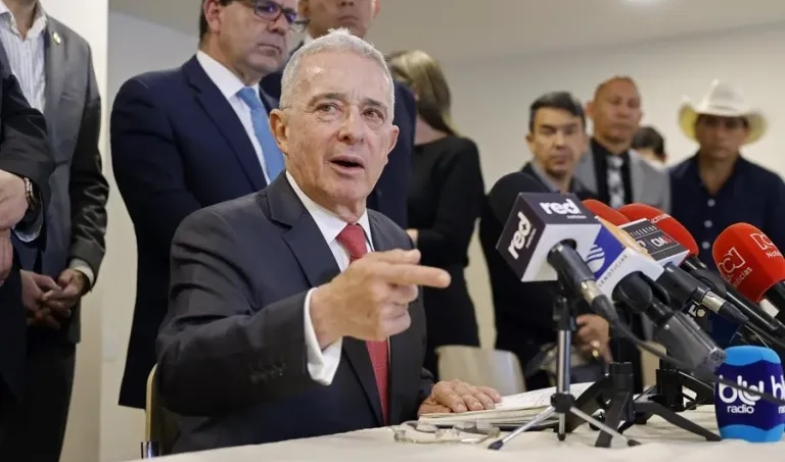 El expresidente de Colombia Álvaro Uribe es condenado a 12 años de prisión domiciliaria 