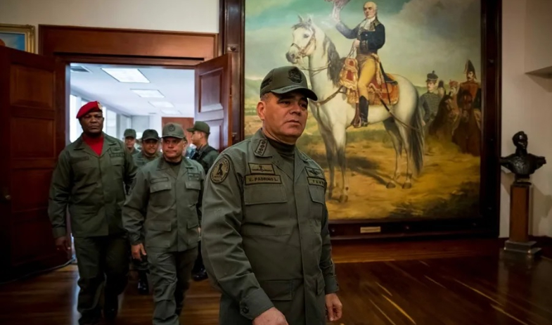 El ministro de Defensa de Venezuela advierte que lucharán si Estados Unidos 'pone un pie' en su territorio 