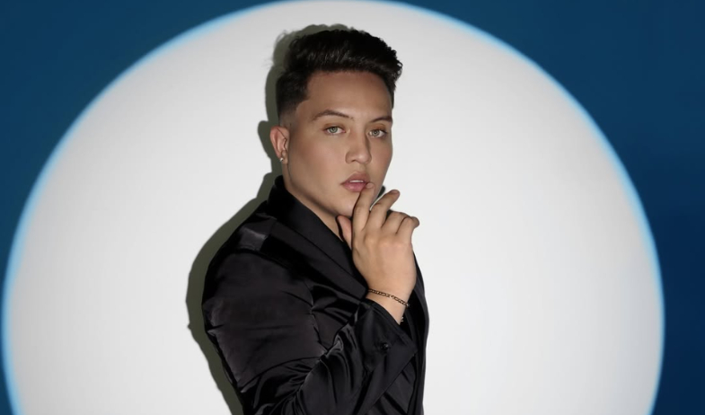 El maquillador panameño Alexander Olivero será parte del equipo que transformará a las estrellas de Premios Juventud 