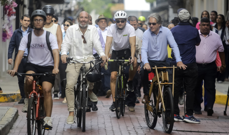 Embajadas europeas en Panamá recorren en bicicleta el centro histórico por el Día Sin Auto 