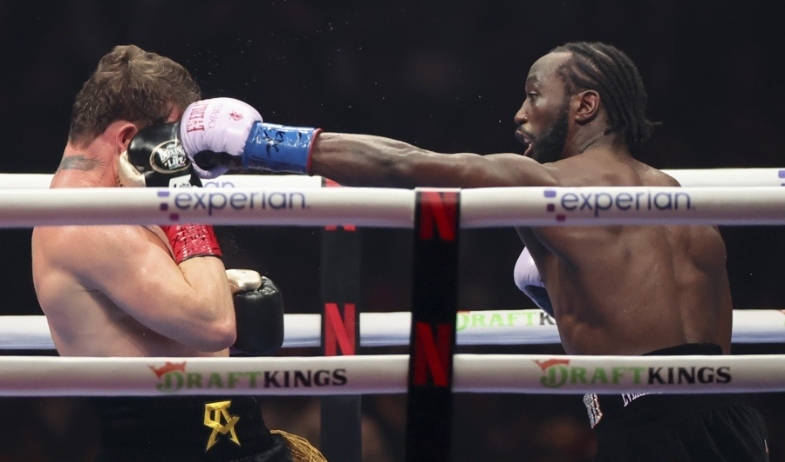 Crawford derrota al 'Canelo' Álvarez por voto unánime y le arrebata sus títulos mundiales 