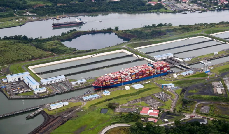 Mulino oficializa en Japón el inicio del proyecto de un gasoducto por el Canal de Panamá 