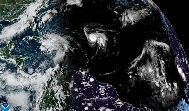 Humberto ya es huracán categoría 5 mientras surge una depresión tropical que podría afectar a EE.UU. 