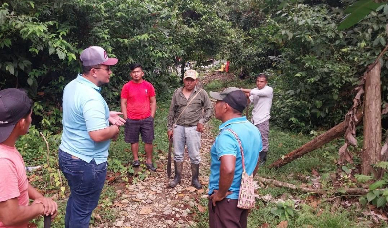 Conectando Caminos avanza con más de 7 proyectos de rehabilitación y crea nuevos empleos para 95 familias de las comunidades de la mina 