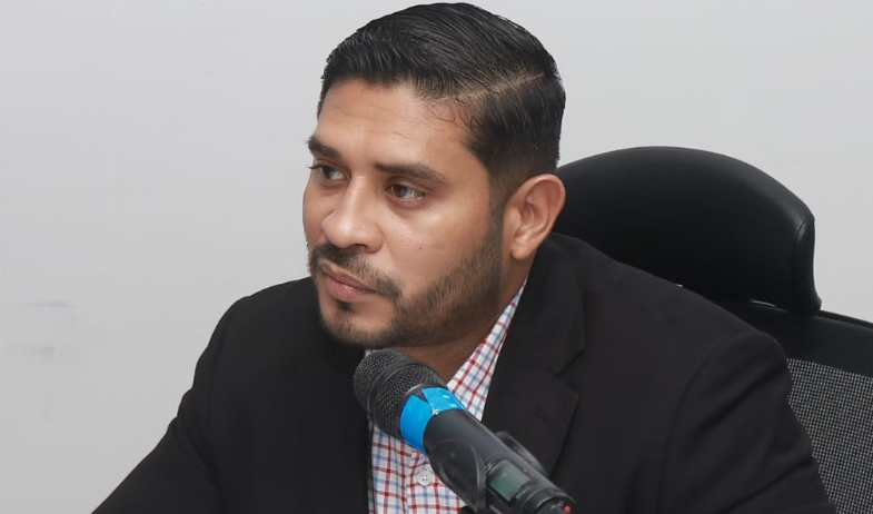 Trifulca en la Asamblea: enfrentamiento entre Jhonathan Vega y asesor de un diputado 