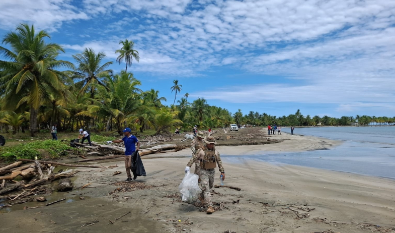 Extraen 1,400 libras de basura de playa Palmira en Colón 