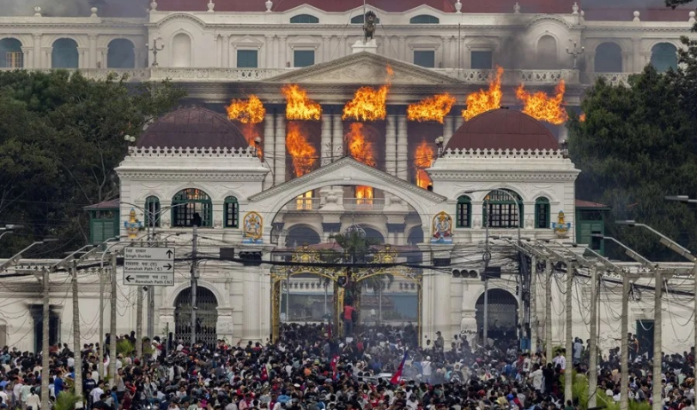 Crisis en Nepal: muere quemada la esposa de un exprimer ministro y los manifestantes incendian el Parlamento 