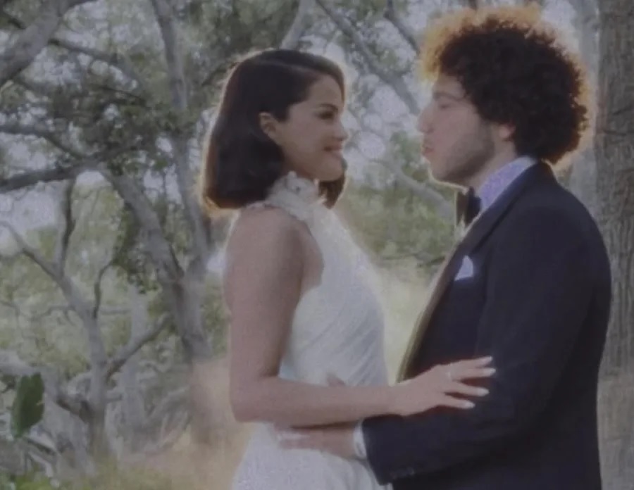 La cantante Selena Gómez y el productor Benny Blanco se casan en California 