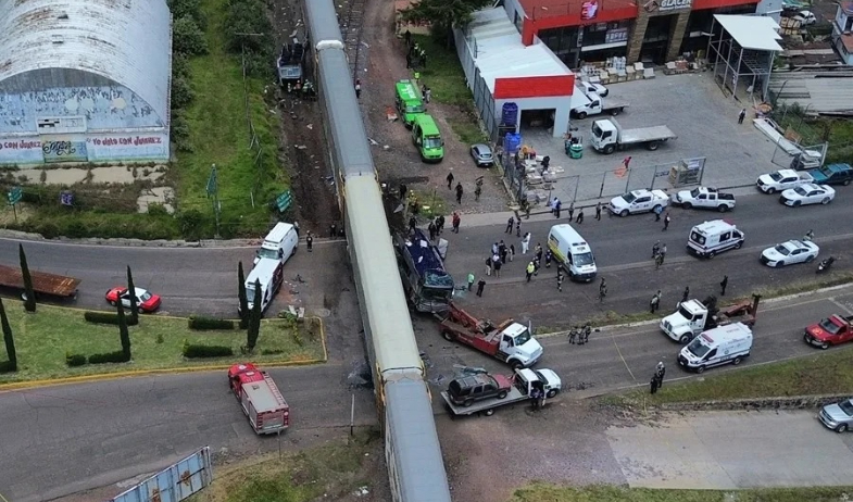 Un tren arrolla a un autobús y deja ocho muertos en el estado de México 