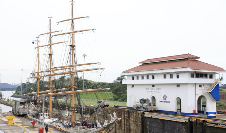 Velero de la Guardia Costera de EE.UU. cruza el Canal de Panamá tras gira por el Pacífico 