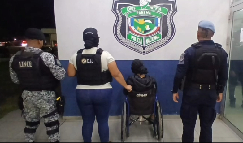 Mujer en silla de ruedas es atrapada con drogas 