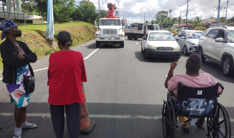 Pacientes y familiares de hemodiálisis vuelven a cerrar la carretera Panamá-Colón 