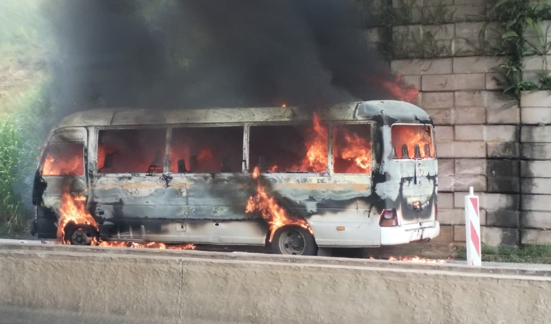 Bus que transportaba atletas se incendia en la autopista Panamá–Colón 