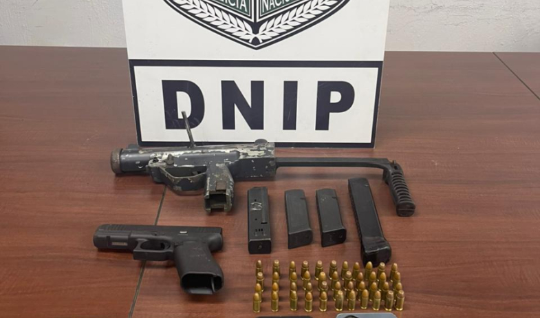Hallan armas de fuego y municiones en vivienda de Colón: entre los detenidos, un menor 