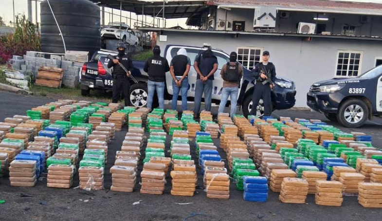 Dos hombres detenidos transportando más de 1.600 paquetes de presunta sustancia ilícita 