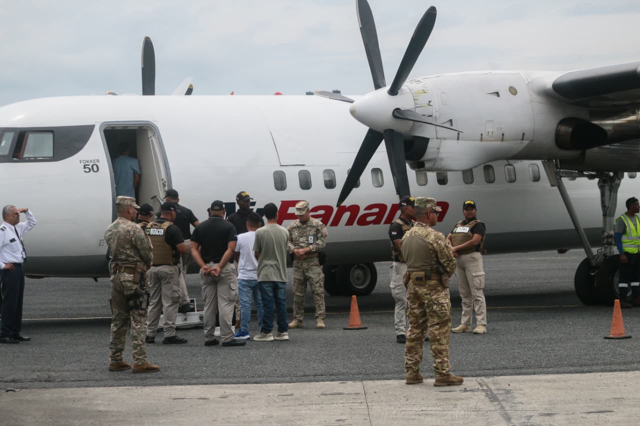Migración panameña ejecuta expulsión de 34 colombianos por violar leyes nacionales 