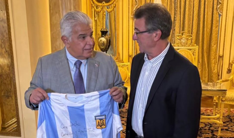 Mario Kempes comparte historia y consejos a jóvenes junto al presidente Mulino 
