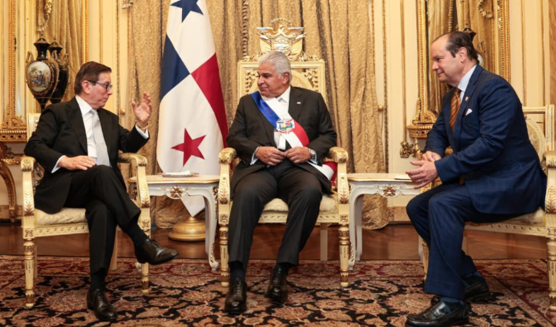 Presidente Mulino recibe cartas credenciales de embajadores de ocho países 