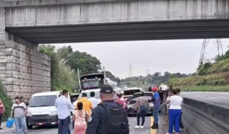 Moradores de Nueva Italia en Colón cierran la autopista por falta de agua 