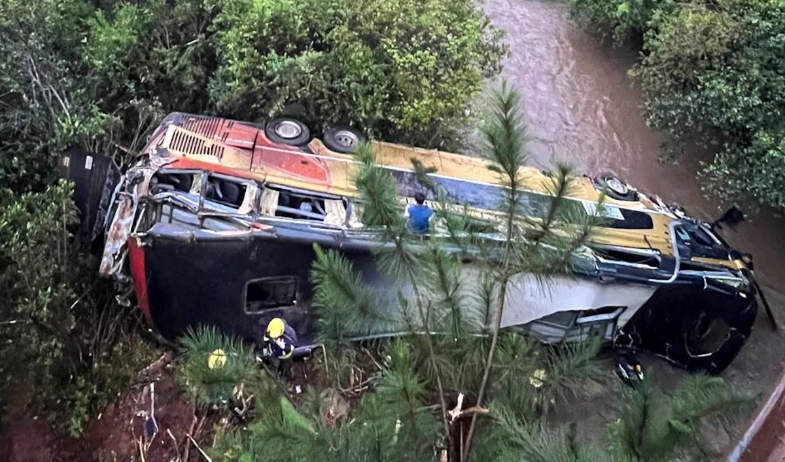 Nueve muertos y varios heridos al caer un ómnibus desde un puente en Argentina 