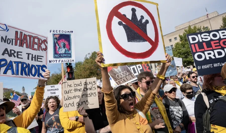 Miles de personas en todo EE.UU. protestan en contra de Trump: 'No queremos Reyes' 