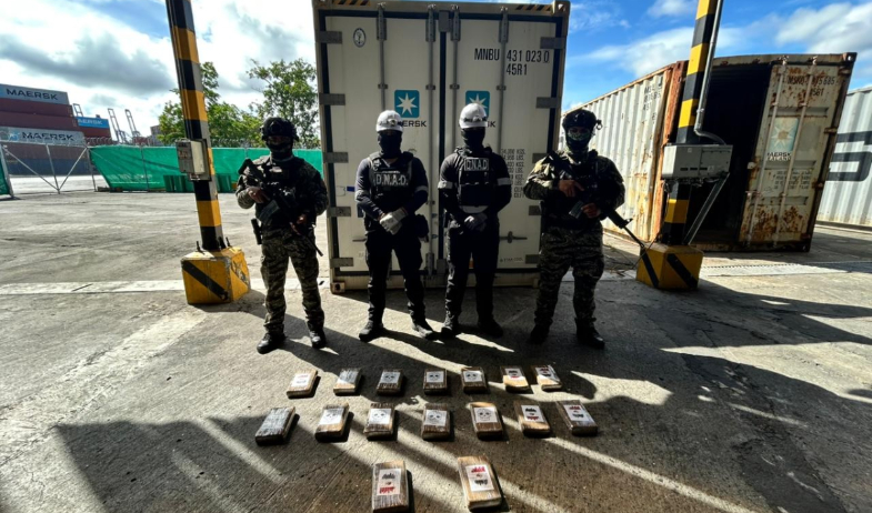 Incautan 16 paquetes de presunta droga en contenedor con destino a Irlanda  