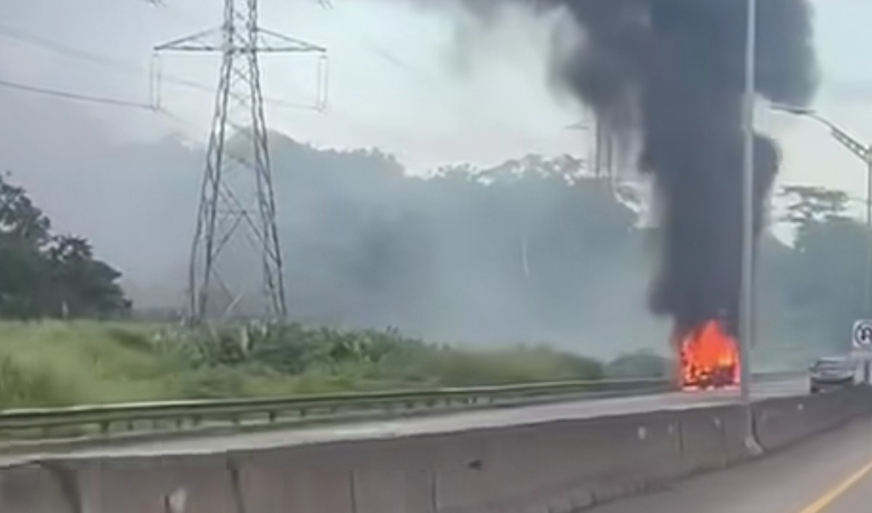 Bus de la Policía Nacional se incendia en el Corredor Norte 