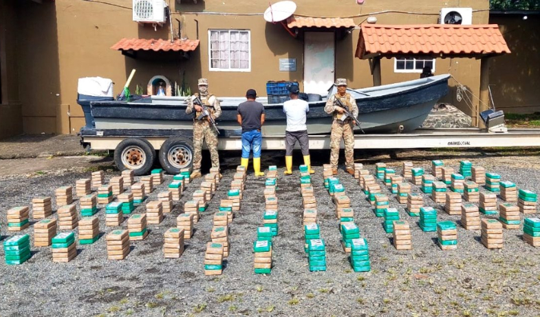 Incautan 510 kilos de droga en una lancha cercana a una isla reserva natural 
