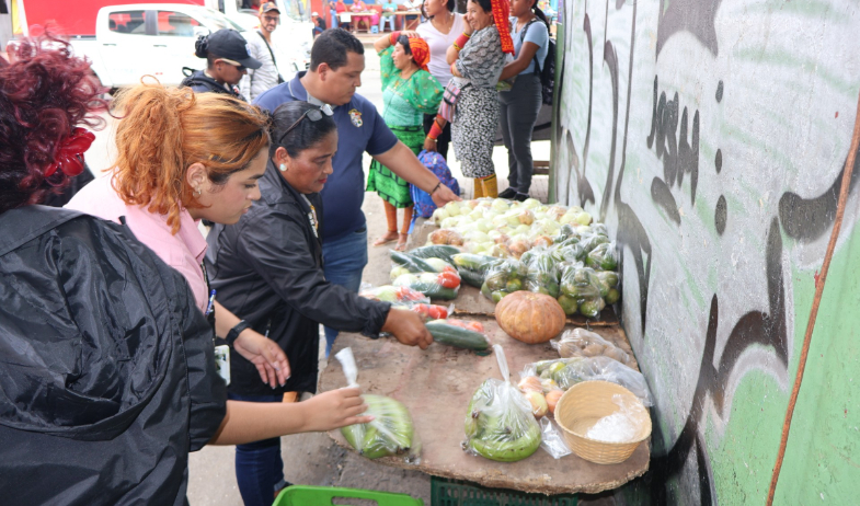 Desalojo de vendedores que se habían apoderado de espacios en el parque Feuillet en La Chorrera 