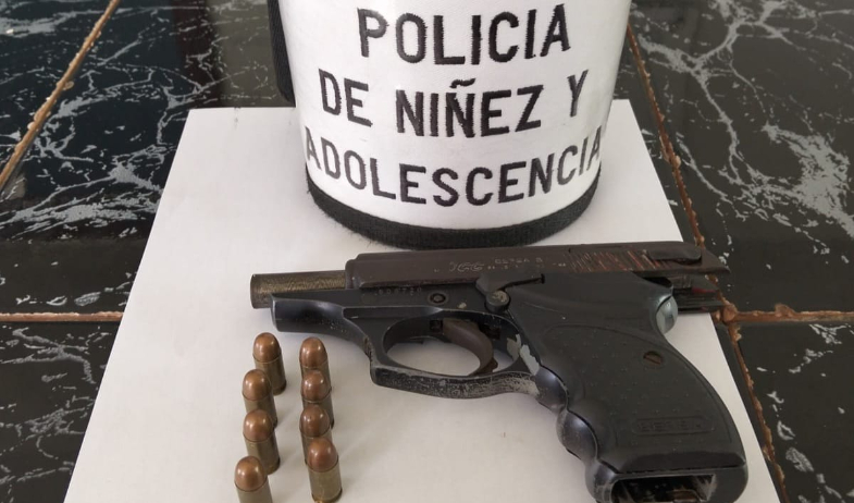 Estudiante no llevaba cuadernos en su mochila, sino una 'gun' 