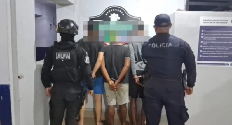 Caen tres sujetos por robo vehícular en Colón 