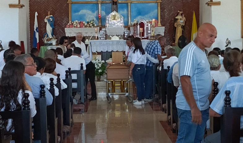 Despiden entre lágrimas a Selinda Córdoba, la joven asesinada por su expareja en Aguadulce 