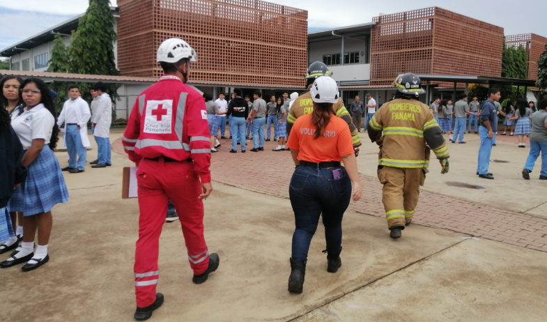 Estudiantes ponen a prueba planes de emergencia por sismo 